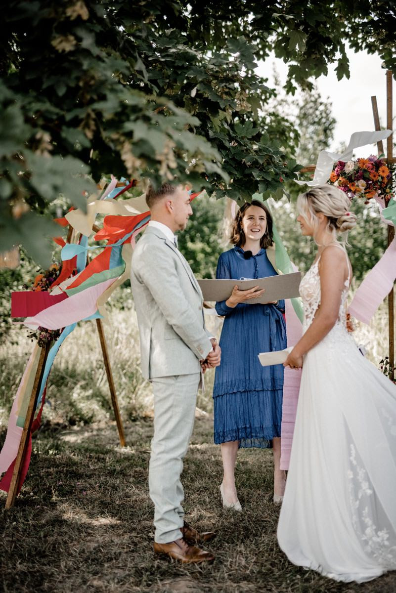 Bunte Hochzeit, Bunte Gartenhochzeit, Hochzeit im eigenen Garten, Farbenfrohe Sommerhochzeit, Bunte Sommerhochzeit, Hochzeit in Pastellfarben, Bunte Festival Hochzeit