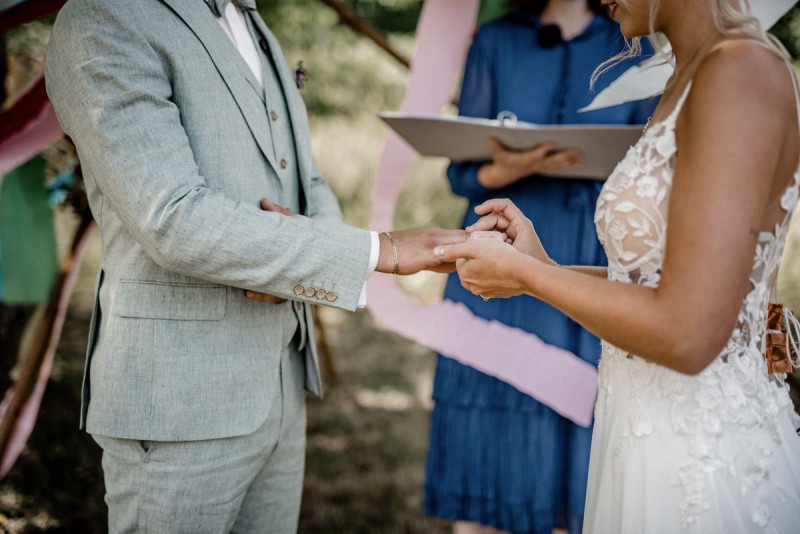 Bunte Hochzeit, Bunte Gartenhochzeit, Hochzeit im eigenen Garten, Farbenfrohe Sommerhochzeit, Bunte Sommerhochzeit, Hochzeit in Pastellfarben, Bunte Festival Hochzeit
