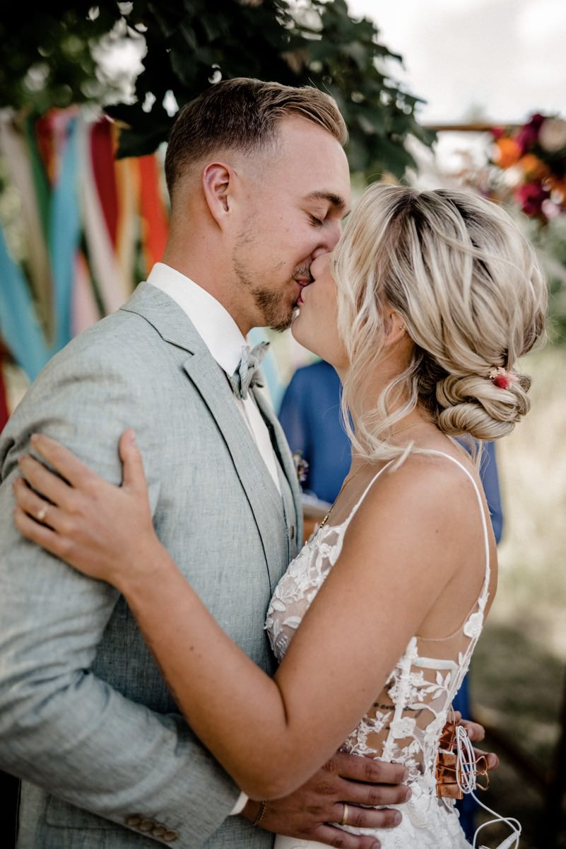 Bunte Hochzeit, Bunte Gartenhochzeit, Hochzeit im eigenen Garten, Farbenfrohe Sommerhochzeit, Bunte Sommerhochzeit, Hochzeit in Pastellfarben, Bunte Festival Hochzeit