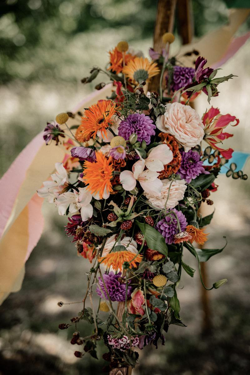Bunte Hochzeit, Bunte Gartenhochzeit, Hochzeit im eigenen Garten, Farbenfrohe Sommerhochzeit, Bunte Sommerhochzeit, Hochzeit in Pastellfarben, Bunte Festival Hochzeit
