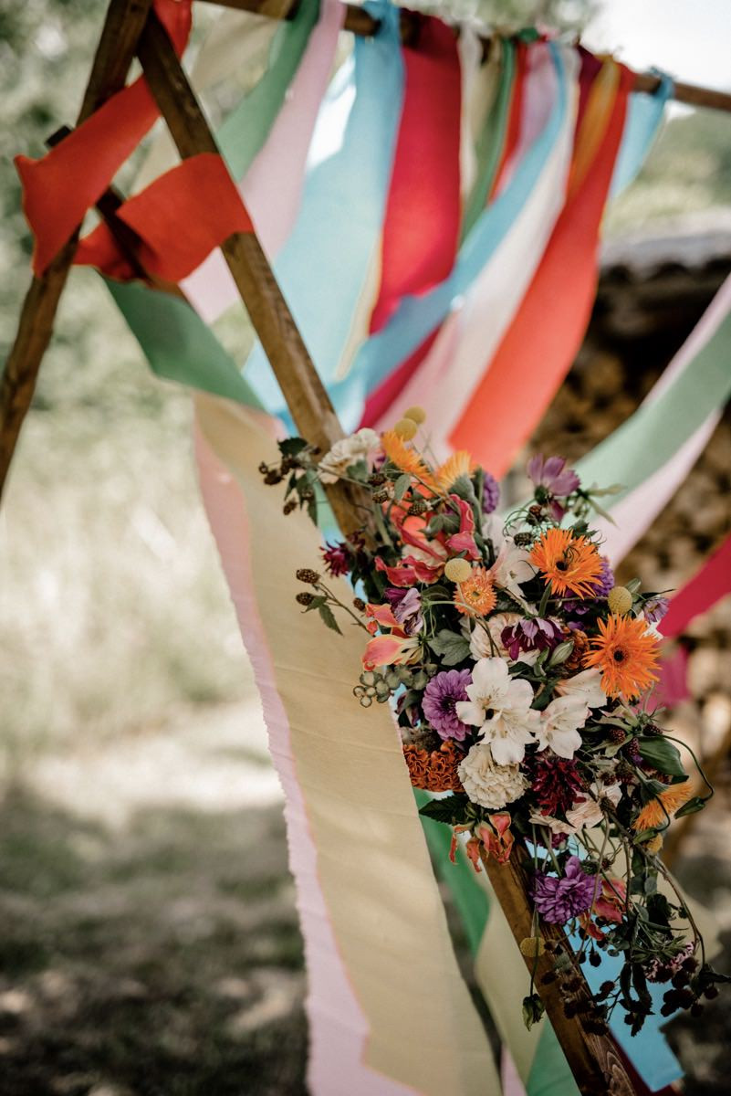 Bunte Hochzeit, Bunte Gartenhochzeit, Hochzeit im eigenen Garten, Farbenfrohe Sommerhochzeit, Bunte Sommerhochzeit, Hochzeit in Pastellfarben, Bunte Festival Hochzeit