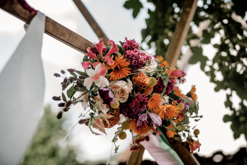 Bunte Hochzeit, Bunte Gartenhochzeit, Hochzeit im eigenen Garten, Farbenfrohe Sommerhochzeit, Bunte Sommerhochzeit, Hochzeit in Pastellfarben, Bunte Festival Hochzeit