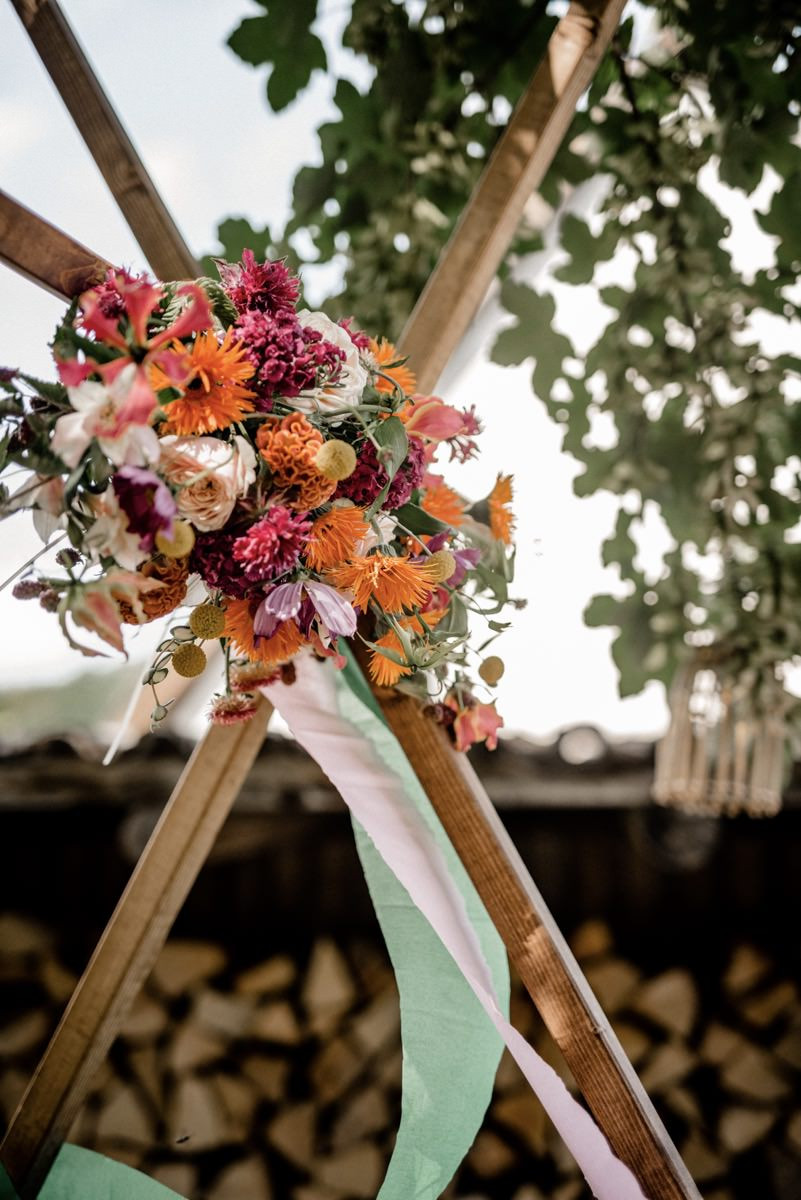 Bunte Hochzeit, Bunte Gartenhochzeit, Hochzeit im eigenen Garten, Farbenfrohe Sommerhochzeit, Bunte Sommerhochzeit, Hochzeit in Pastellfarben, Bunte Festival Hochzeit