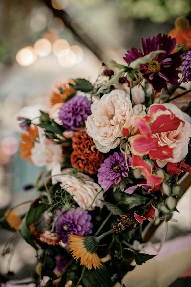 Bunte Hochzeit, Bunte Gartenhochzeit, Hochzeit im eigenen Garten, Farbenfrohe Sommerhochzeit, Bunte Sommerhochzeit, Hochzeit in Pastellfarben, Bunte Festival Hochzeit
