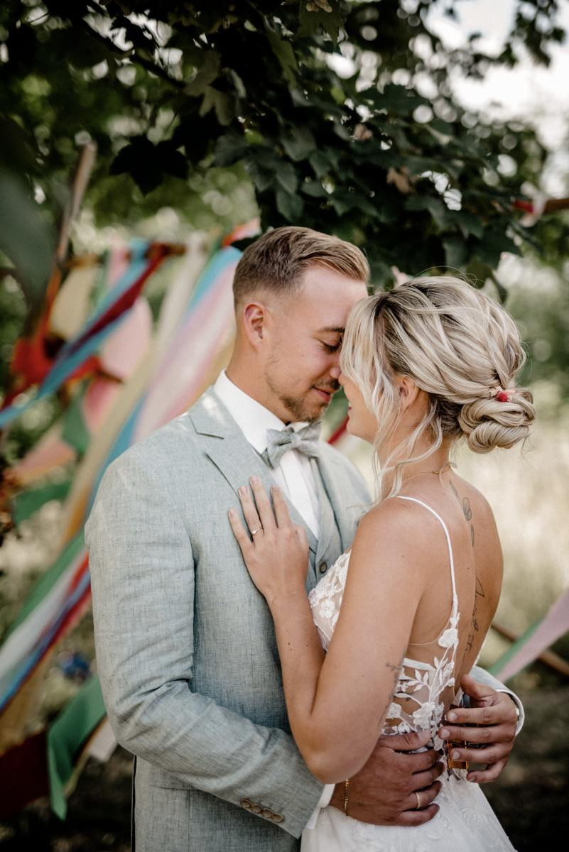 Bunte Hochzeit, Bunte Gartenhochzeit, Hochzeit im eigenen Garten, Farbenfrohe Sommerhochzeit, Bunte Sommerhochzeit, Hochzeit in Pastellfarben, Bunte Festival Hochzeit