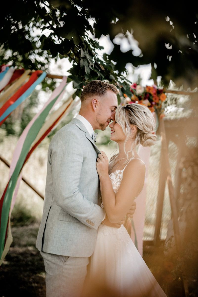Bunte Hochzeit, Bunte Gartenhochzeit, Hochzeit im eigenen Garten, Farbenfrohe Sommerhochzeit, Bunte Sommerhochzeit, Hochzeit in Pastellfarben, Bunte Festival Hochzeit