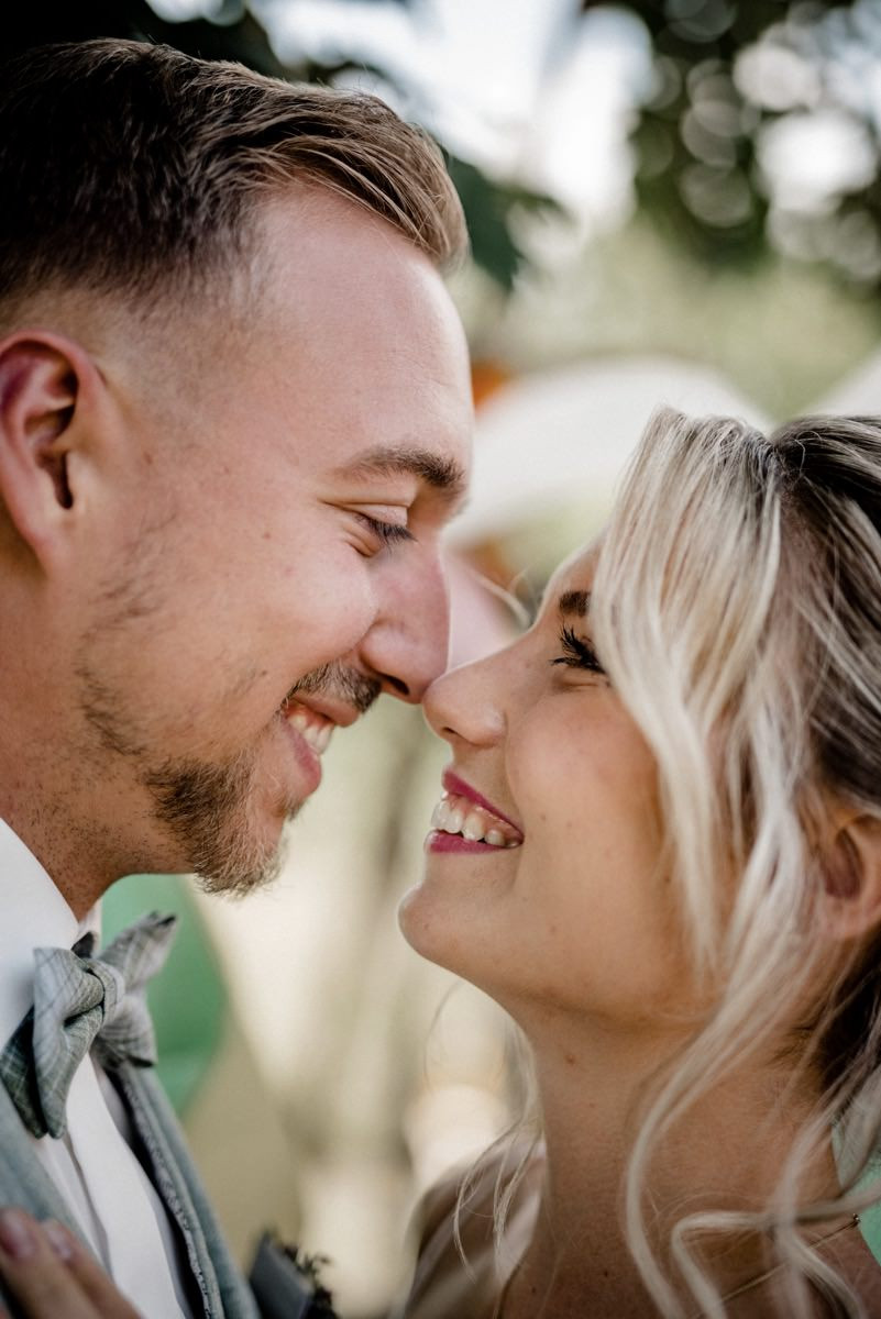 Bunte Hochzeit, Bunte Gartenhochzeit, Hochzeit im eigenen Garten, Farbenfrohe Sommerhochzeit, Bunte Sommerhochzeit, Hochzeit in Pastellfarben, Bunte Festival Hochzeit