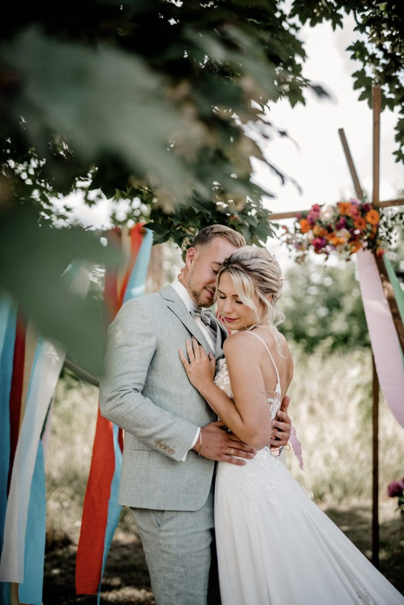 Bunte Hochzeit, Bunte Gartenhochzeit, Hochzeit im eigenen Garten, Farbenfrohe Sommerhochzeit, Bunte Sommerhochzeit, Hochzeit in Pastellfarben, Bunte Festival Hochzeit