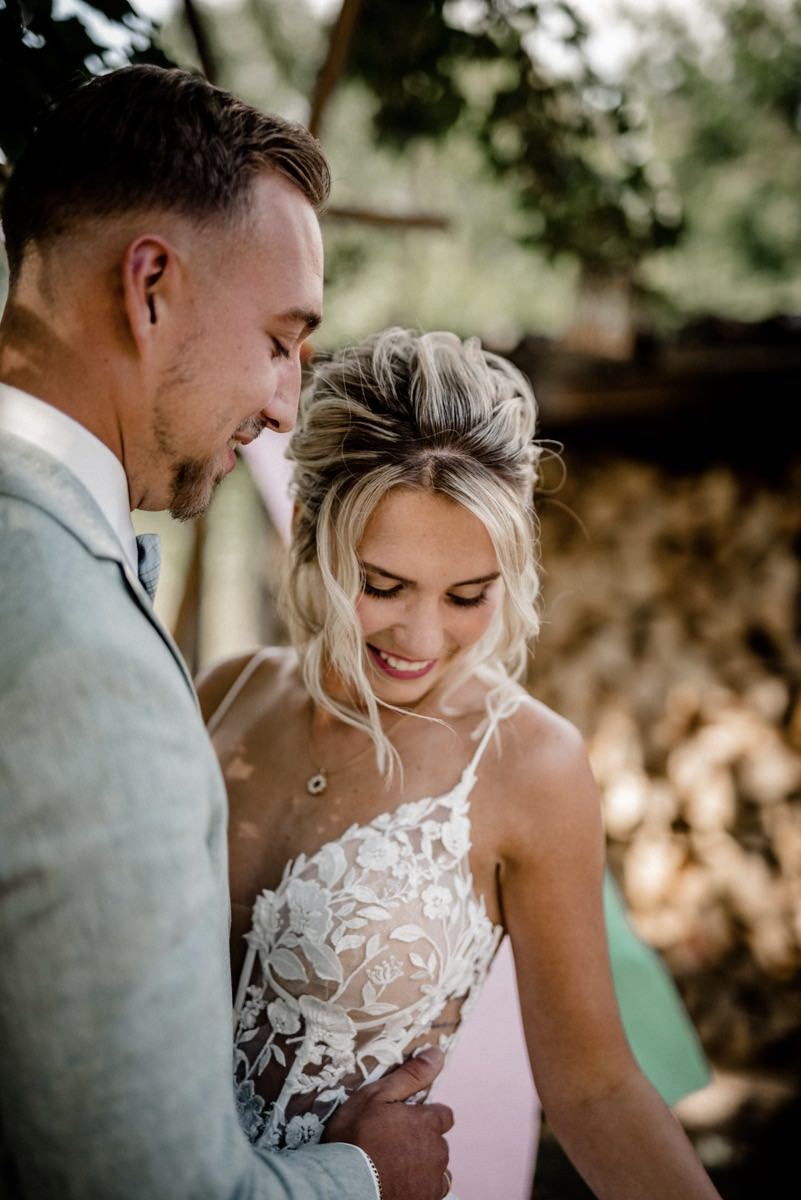 Bunte Hochzeit, Bunte Gartenhochzeit, Hochzeit im eigenen Garten, Farbenfrohe Sommerhochzeit, Bunte Sommerhochzeit, Hochzeit in Pastellfarben, Bunte Festival Hochzeit