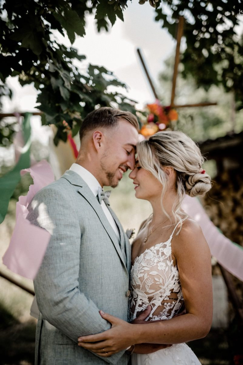 Bunte Hochzeit, Bunte Gartenhochzeit, Hochzeit im eigenen Garten, Farbenfrohe Sommerhochzeit, Bunte Sommerhochzeit, Hochzeit in Pastellfarben, Bunte Festival Hochzeit