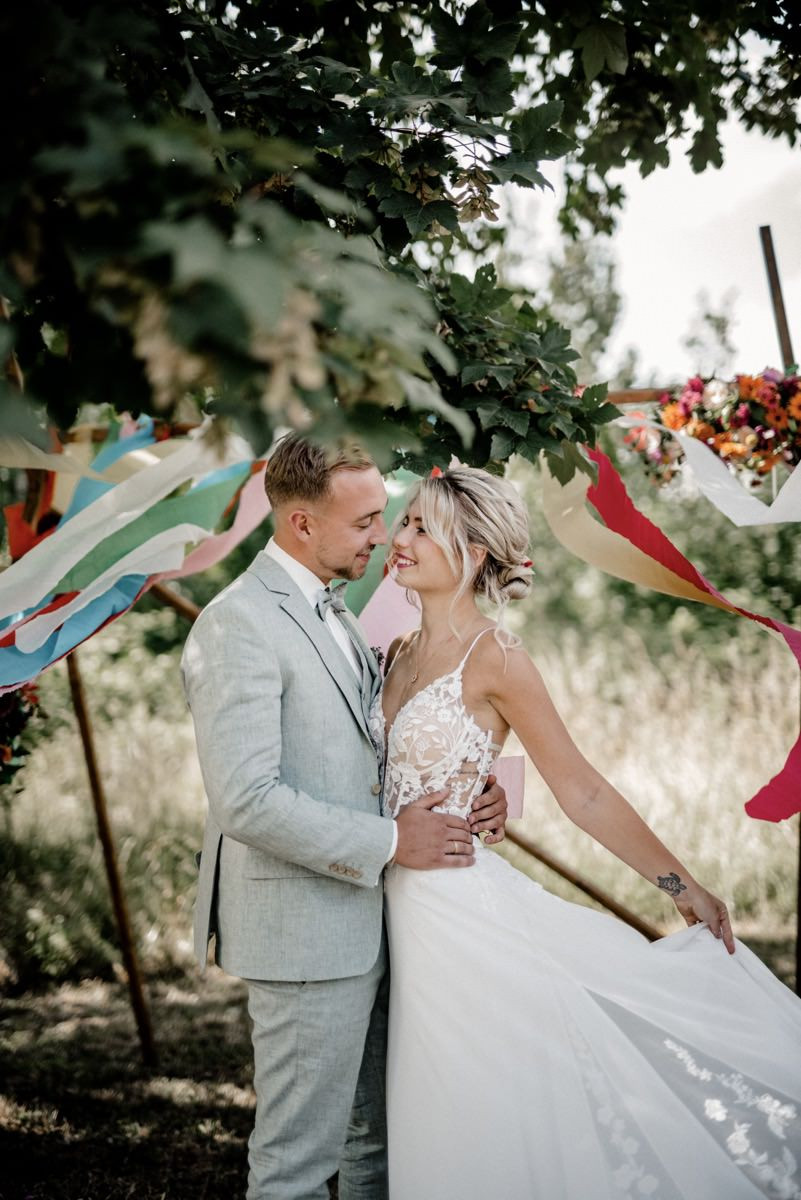 Bunte Hochzeit, Bunte Gartenhochzeit, Hochzeit im eigenen Garten, Farbenfrohe Sommerhochzeit, Bunte Sommerhochzeit, Hochzeit in Pastellfarben, Bunte Festival Hochzeit