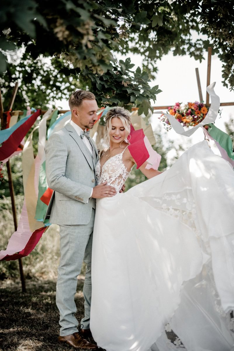 Bunte Hochzeit, Bunte Gartenhochzeit, Hochzeit im eigenen Garten, Farbenfrohe Sommerhochzeit, Bunte Sommerhochzeit, Hochzeit in Pastellfarben, Bunte Festival Hochzeit