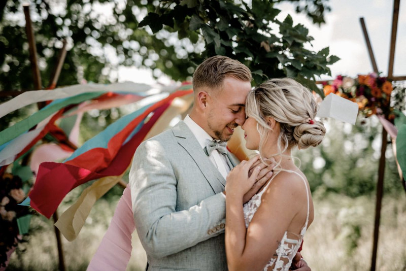 Bunte Hochzeit, Bunte Gartenhochzeit, Hochzeit im eigenen Garten, Farbenfrohe Sommerhochzeit, Bunte Sommerhochzeit, Hochzeit in Pastellfarben, Bunte Festival Hochzeit
