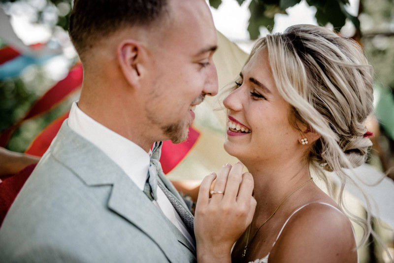 Bunte Hochzeit, Bunte Gartenhochzeit, Hochzeit im eigenen Garten, Farbenfrohe Sommerhochzeit, Bunte Sommerhochzeit, Hochzeit in Pastellfarben, Bunte Festival Hochzeit