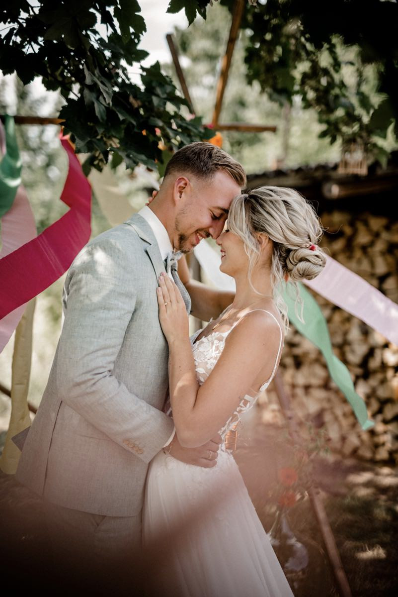 Bunte Hochzeit, Bunte Gartenhochzeit, Hochzeit im eigenen Garten, Farbenfrohe Sommerhochzeit, Bunte Sommerhochzeit, Hochzeit in Pastellfarben, Bunte Festival Hochzeit