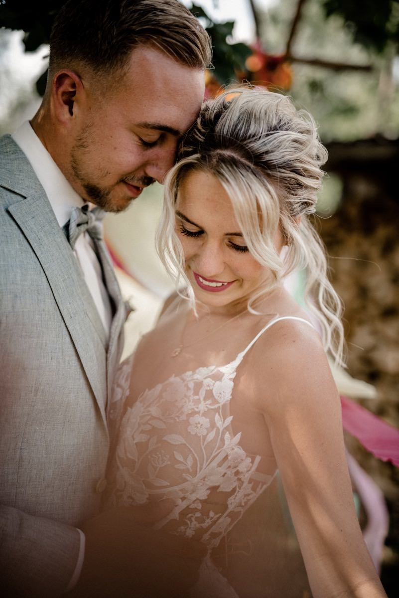 Bunte Hochzeit, Bunte Gartenhochzeit, Hochzeit im eigenen Garten, Farbenfrohe Sommerhochzeit, Bunte Sommerhochzeit, Hochzeit in Pastellfarben, Bunte Festival Hochzeit