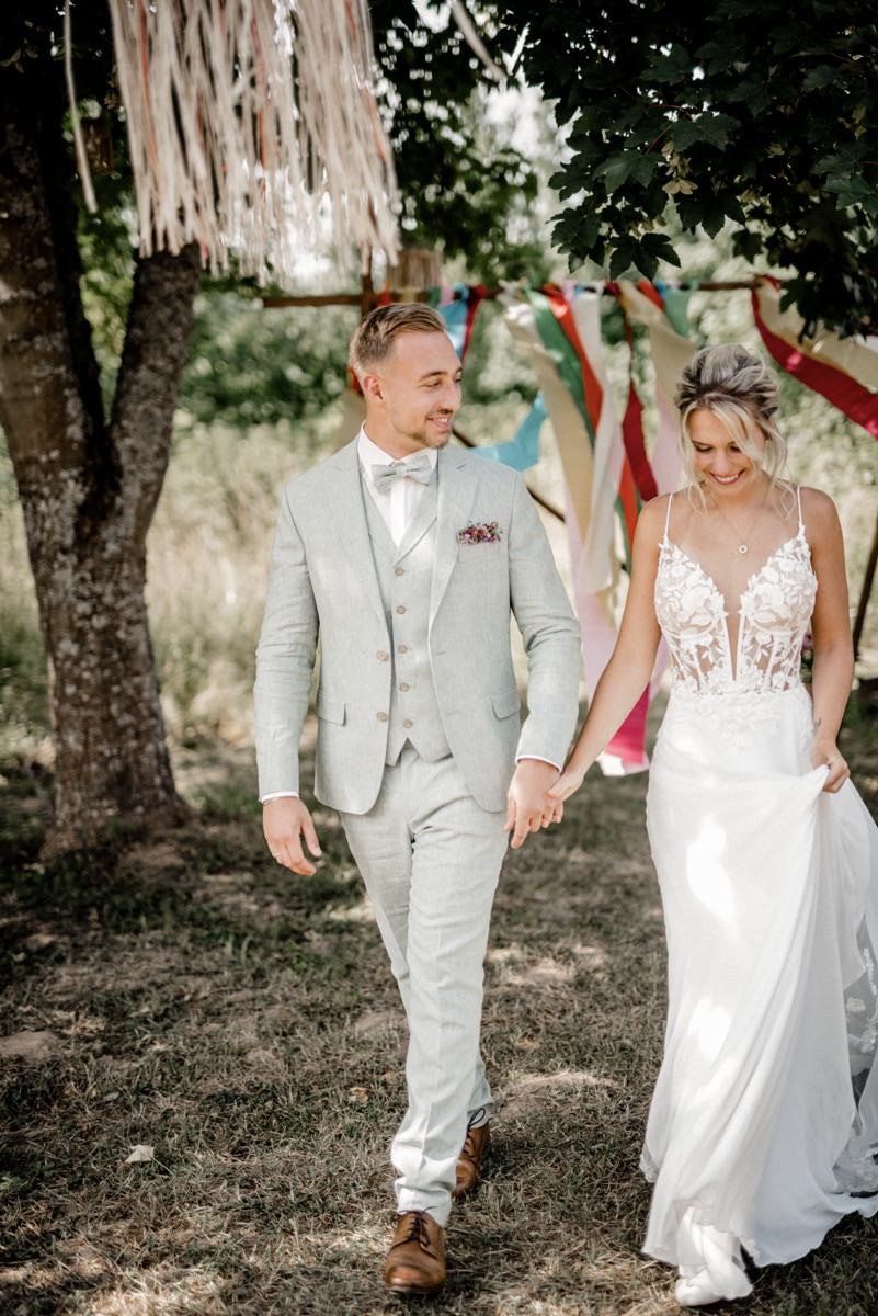 Bunte Hochzeit, Bunte Gartenhochzeit, Hochzeit im eigenen Garten, Farbenfrohe Sommerhochzeit, Bunte Sommerhochzeit, Hochzeit in Pastellfarben, Bunte Festival Hochzeit