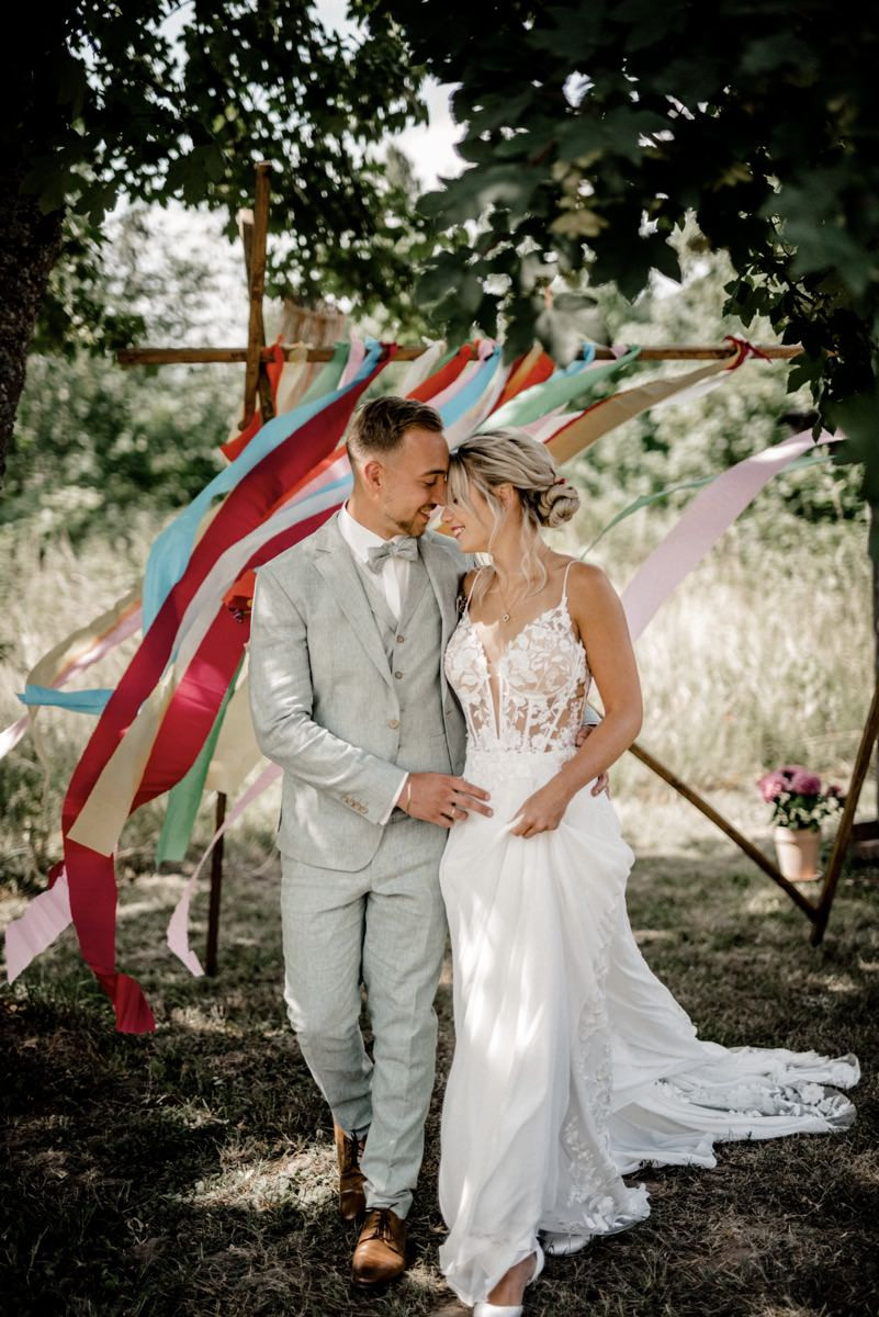Bunte Hochzeit, Bunte Gartenhochzeit, Hochzeit im eigenen Garten, Farbenfrohe Sommerhochzeit, Bunte Sommerhochzeit, Hochzeit in Pastellfarben, Bunte Festival Hochzeit