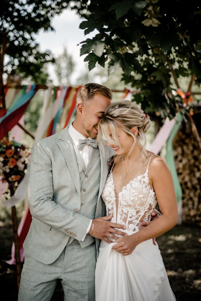 Bunte Hochzeit, Bunte Gartenhochzeit, Hochzeit im eigenen Garten, Farbenfrohe Sommerhochzeit, Bunte Sommerhochzeit, Hochzeit in Pastellfarben, Bunte Festival Hochzeit