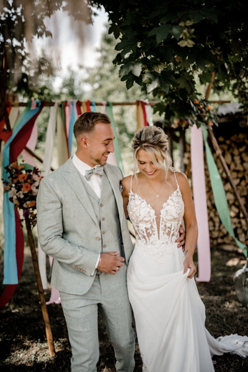 Bunte Hochzeit, Bunte Gartenhochzeit, Hochzeit im eigenen Garten, Farbenfrohe Sommerhochzeit, Bunte Sommerhochzeit, Hochzeit in Pastellfarben, Bunte Festival Hochzeit