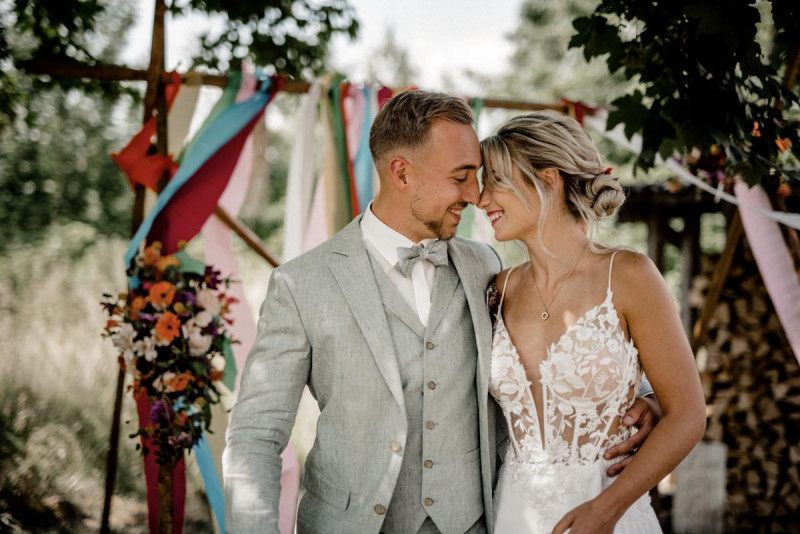Bunte Hochzeit, Bunte Gartenhochzeit, Hochzeit im eigenen Garten, Farbenfrohe Sommerhochzeit, Bunte Sommerhochzeit, Hochzeit in Pastellfarben, Bunte Festival Hochzeit