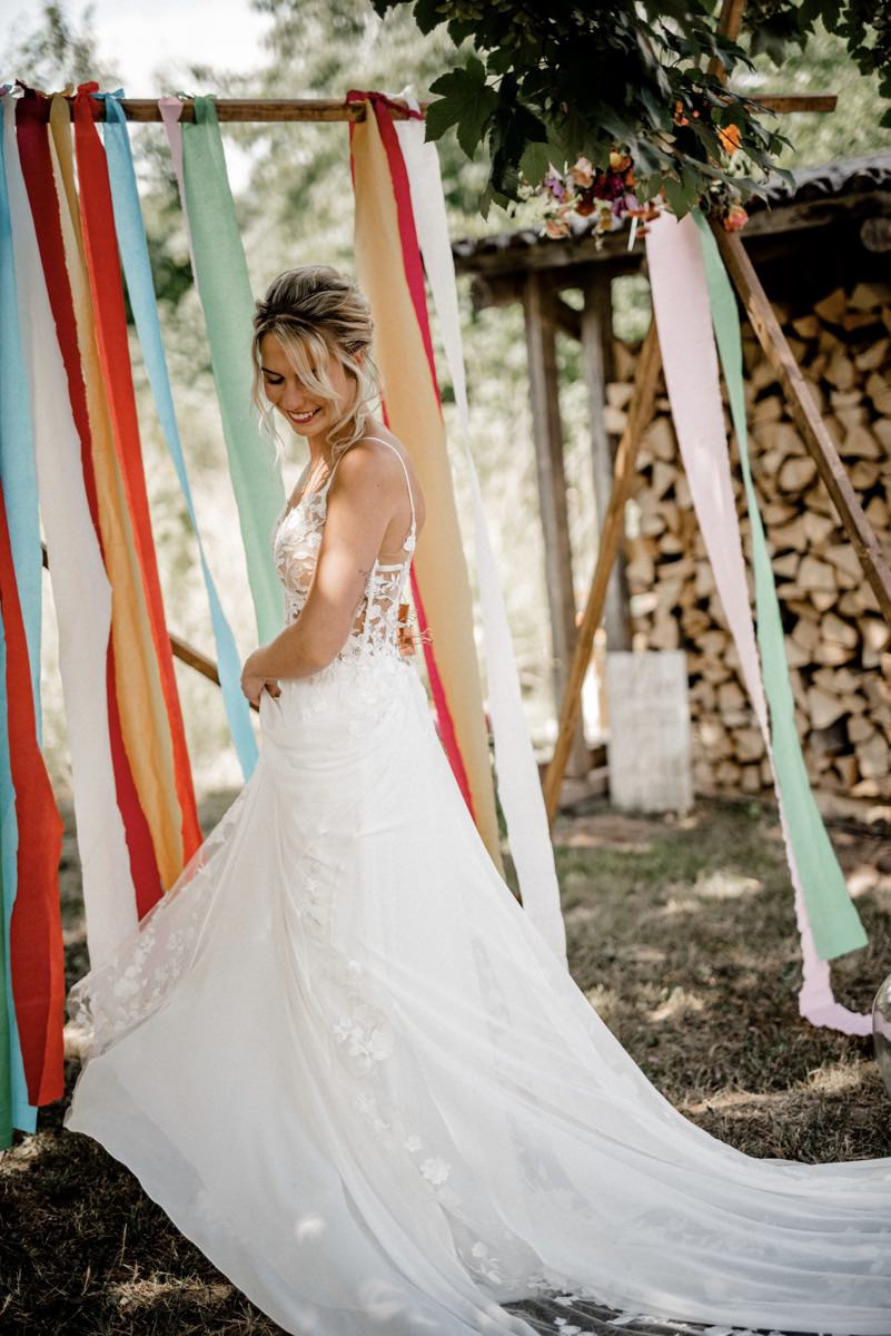 Bunte Hochzeit, Bunte Gartenhochzeit, Hochzeit im eigenen Garten, Farbenfrohe Sommerhochzeit, Bunte Sommerhochzeit, Hochzeit in Pastellfarben, Bunte Festival Hochzeit
