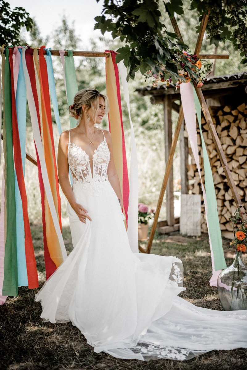 Bunte Hochzeit, Bunte Gartenhochzeit, Hochzeit im eigenen Garten, Farbenfrohe Sommerhochzeit, Bunte Sommerhochzeit, Hochzeit in Pastellfarben, Bunte Festival Hochzeit