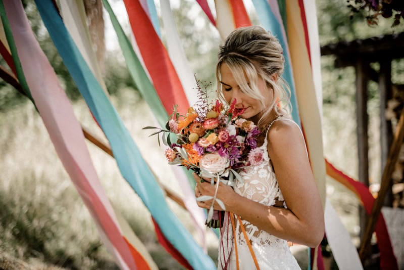 Bunte Hochzeit, Bunte Gartenhochzeit, Hochzeit im eigenen Garten, Farbenfrohe Sommerhochzeit, Bunte Sommerhochzeit, Hochzeit in Pastellfarben, Bunte Festival Hochzeit