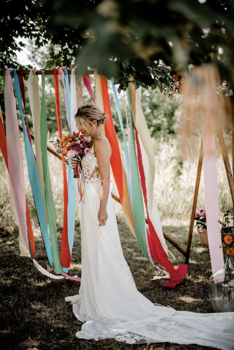 Bunte Hochzeit, Bunte Gartenhochzeit, Hochzeit im eigenen Garten, Farbenfrohe Sommerhochzeit, Bunte Sommerhochzeit, Hochzeit in Pastellfarben, Bunte Festival Hochzeit