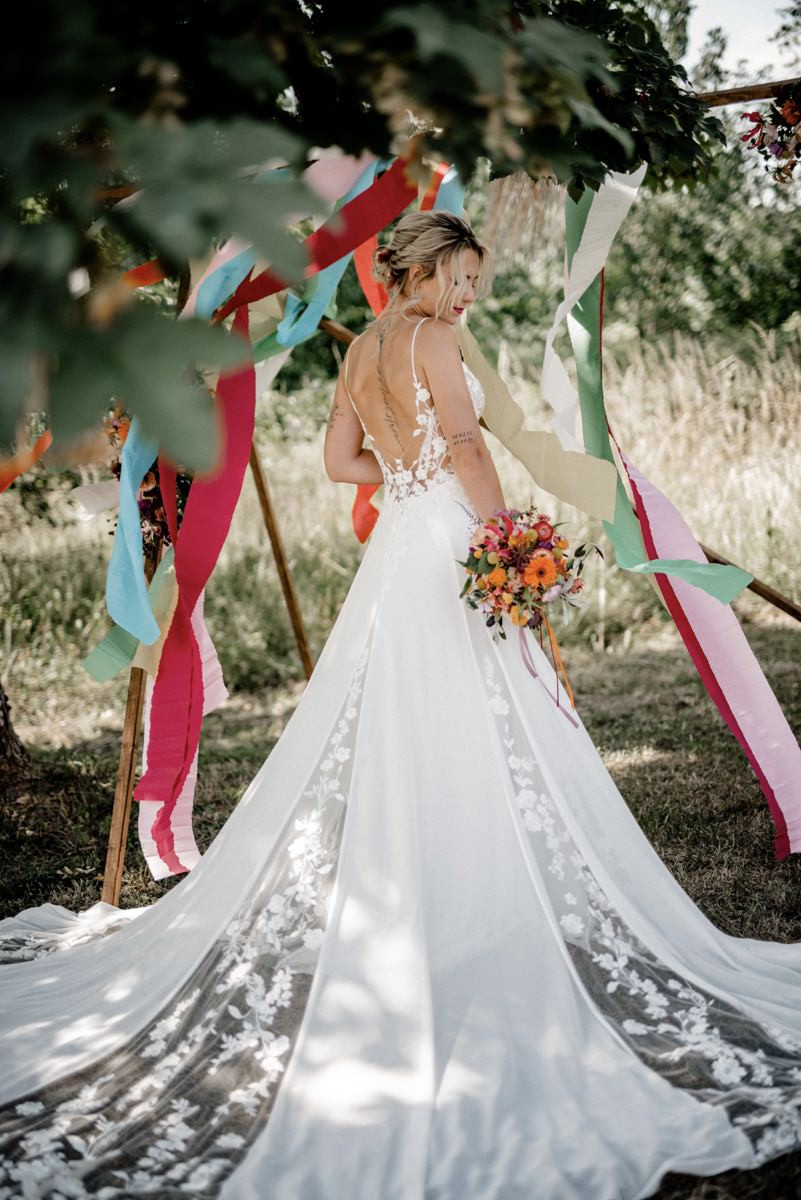 Diese bunte Gartenhochzeit begeistert als Sommerhochzeit in Pastellfarben im farbenfrohen Festival Stil