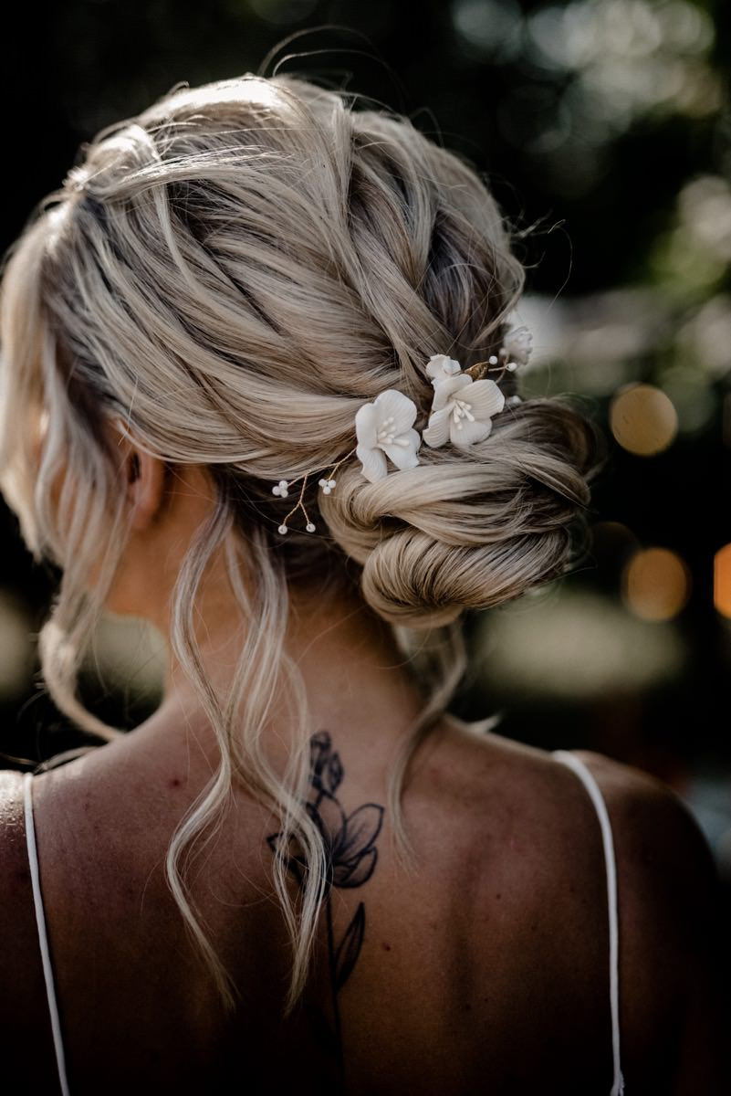 Diese bunte Gartenhochzeit begeistert als Sommerhochzeit in Pastellfarben im farbenfrohen Festival Stil