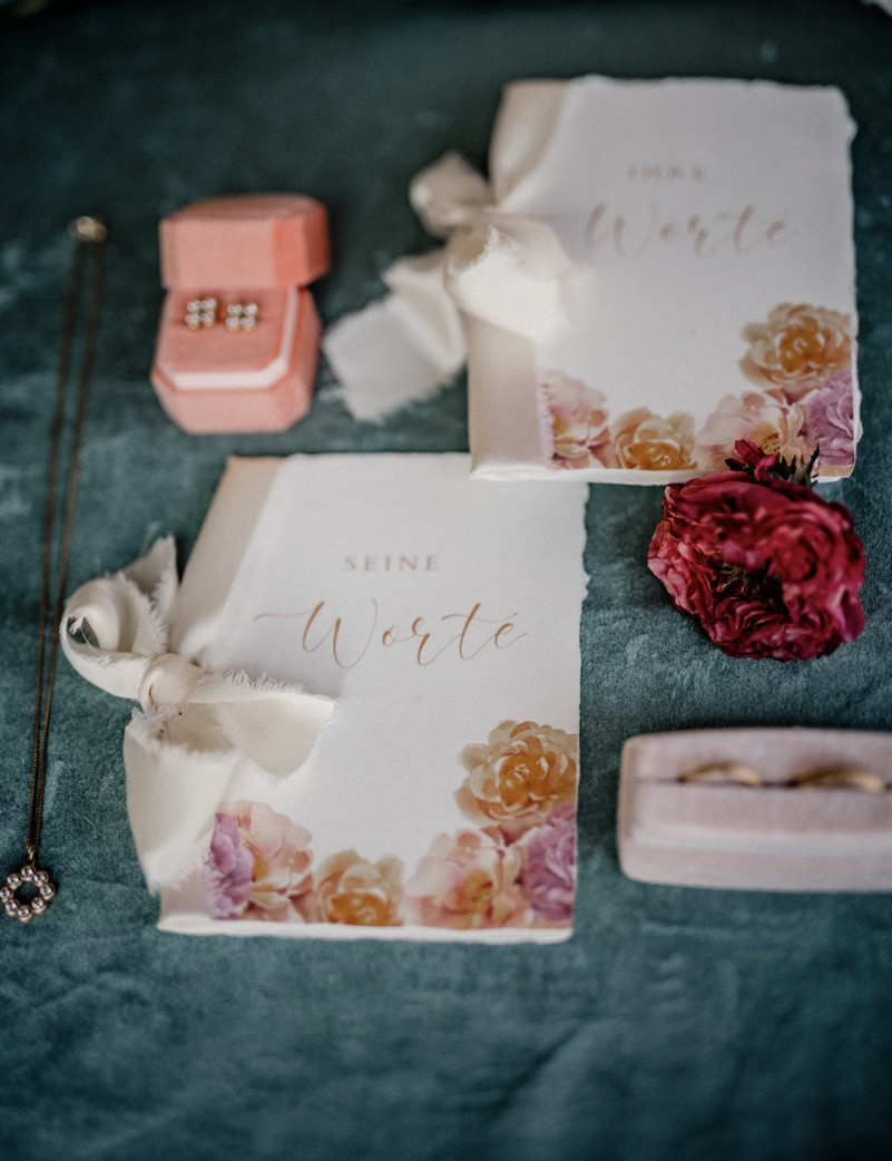 Diese bunte Gartenhochzeit begeistert als Sommerhochzeit in Pastellfarben im farbenfrohen Festival Stil