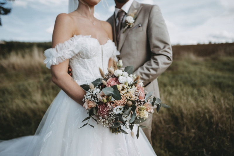 Die boho-rustikale Scheunenhochzeit von Laura und Dennis auf dem restaurierten Bauernhof der Waldorfer Höfe, samt freier Trauung im Obstgarten